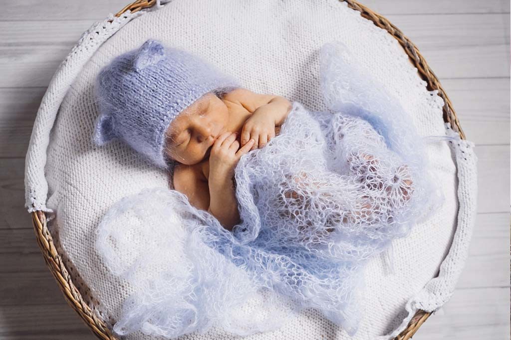 Yeni doğan bebek ne kadar uyumalı?