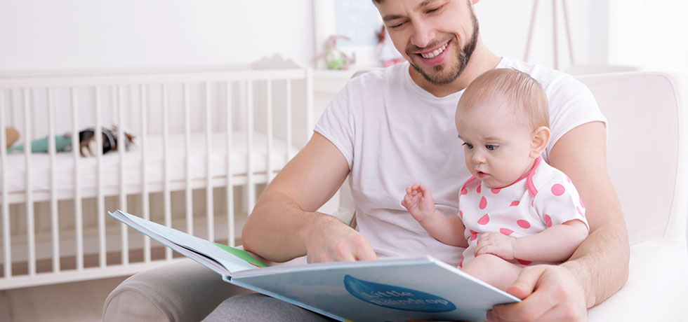 Gelişimsel dönemlerine göre bebeklere kitap seçerken nelere dikkat edilmeli?